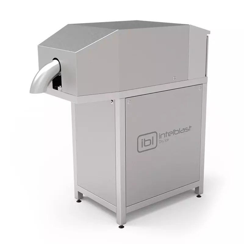 PELLETIZER 1 Duża metalowa maszyna przemysłowa z wylewką po lewej stronie, stojąca na czterech nogach. Na przednim panelu maszyny znajduje się napis "ibl intelblast by ice".