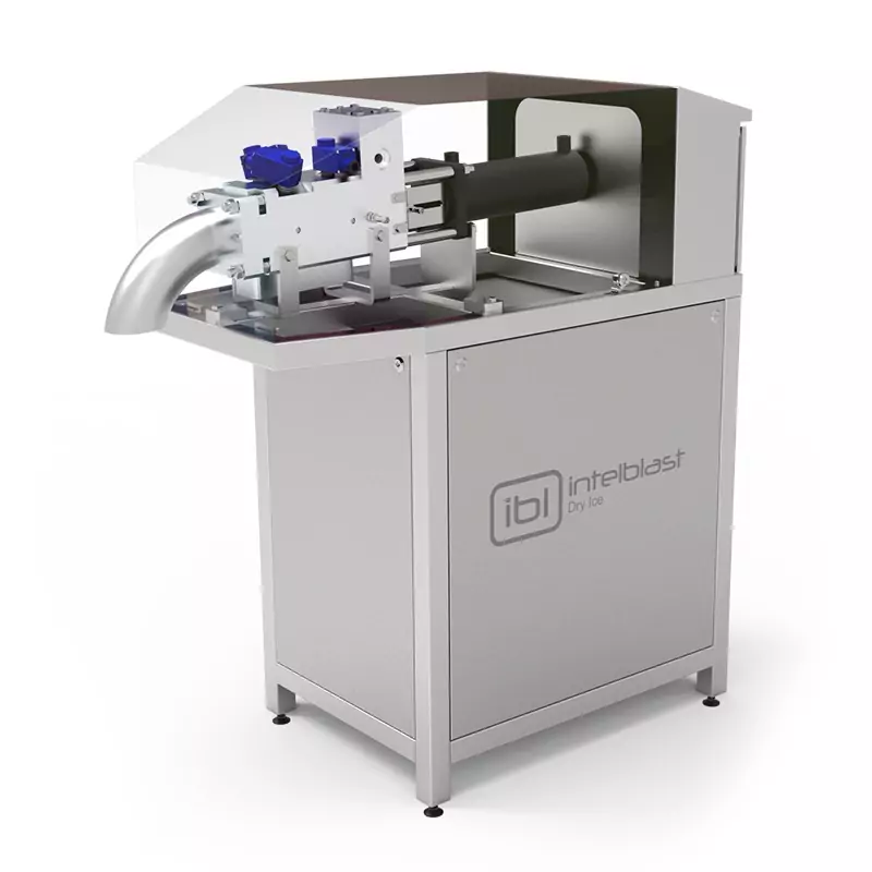 PELLETIZER 3 Przemysłowa maszyna do wydmuchiwania suchego lodu ze stali nierdzewnej z logo ibl intelblast na przednim panelu, wyposażona w zespół węża i dyszy na górze oraz kątową pokrywę ochronną.