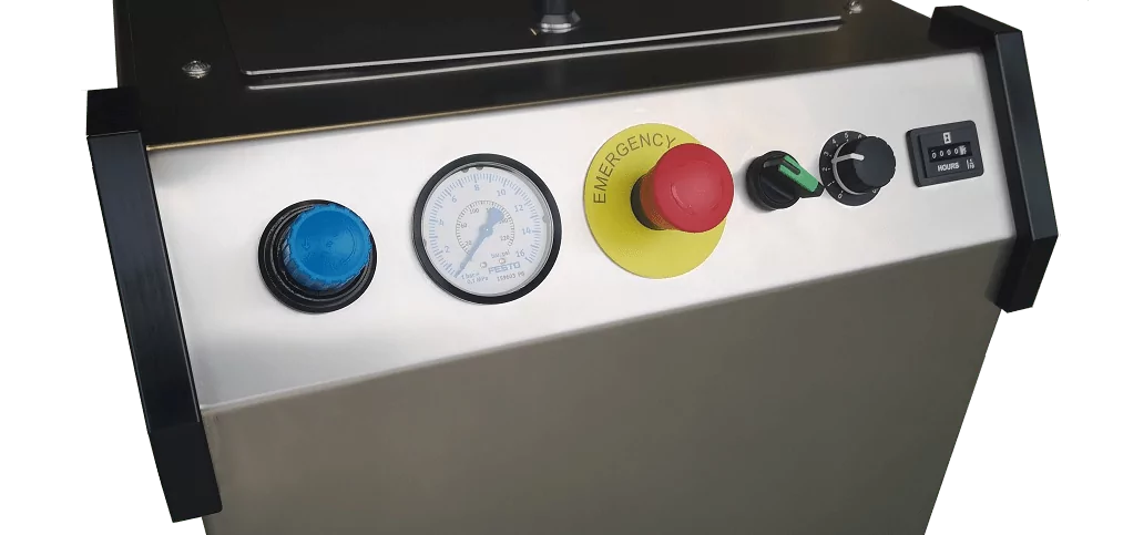 IBL2500 2 Zbliżenie panelu sterowania z niebieskim przyciskiem, manometrem, dużym czerwonym przyciskiem zatrzymania awaryjnego, czarnym pokrętłem, zielonym wskaźnikiem i wyświetlaczem cyfrowym, wszystko zamontowane na metalowej powierzchni.