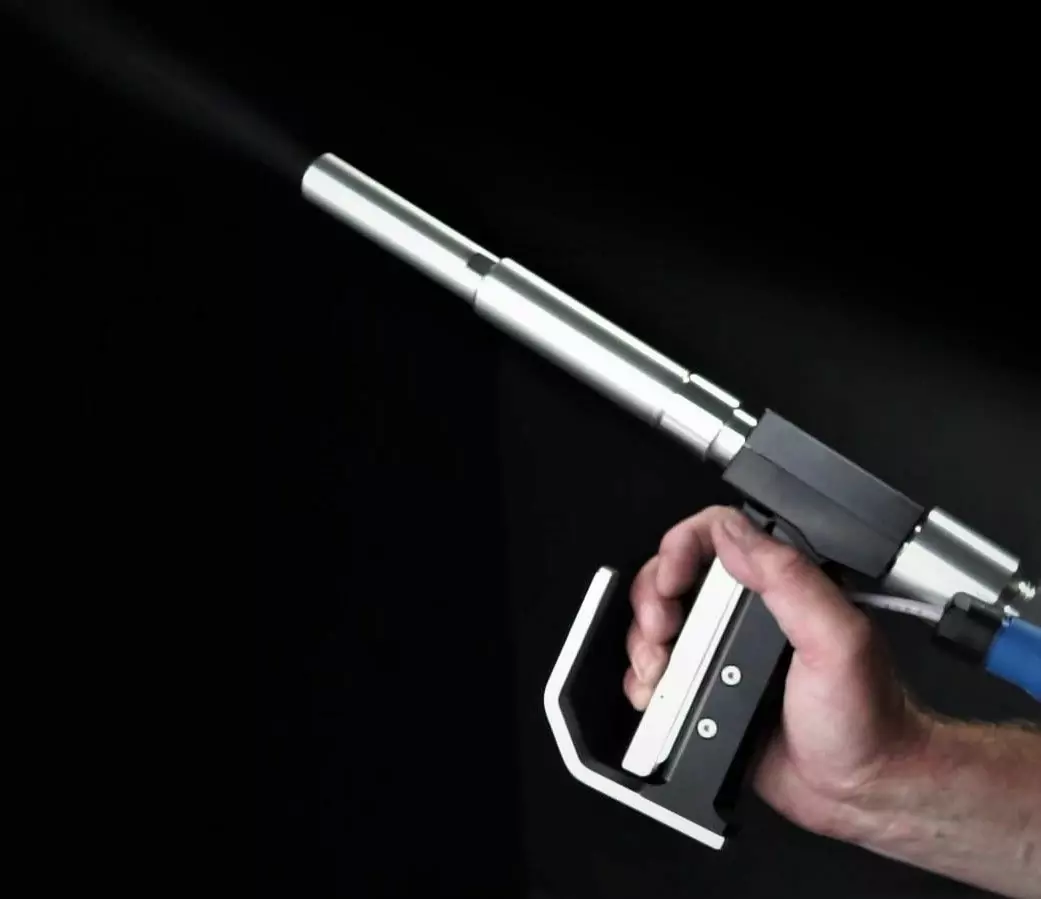 IBL2500 4 Ręka trzymająca elegancki, srebrny pistolet natryskowy z cylindryczną dyszą na czarnym tle.