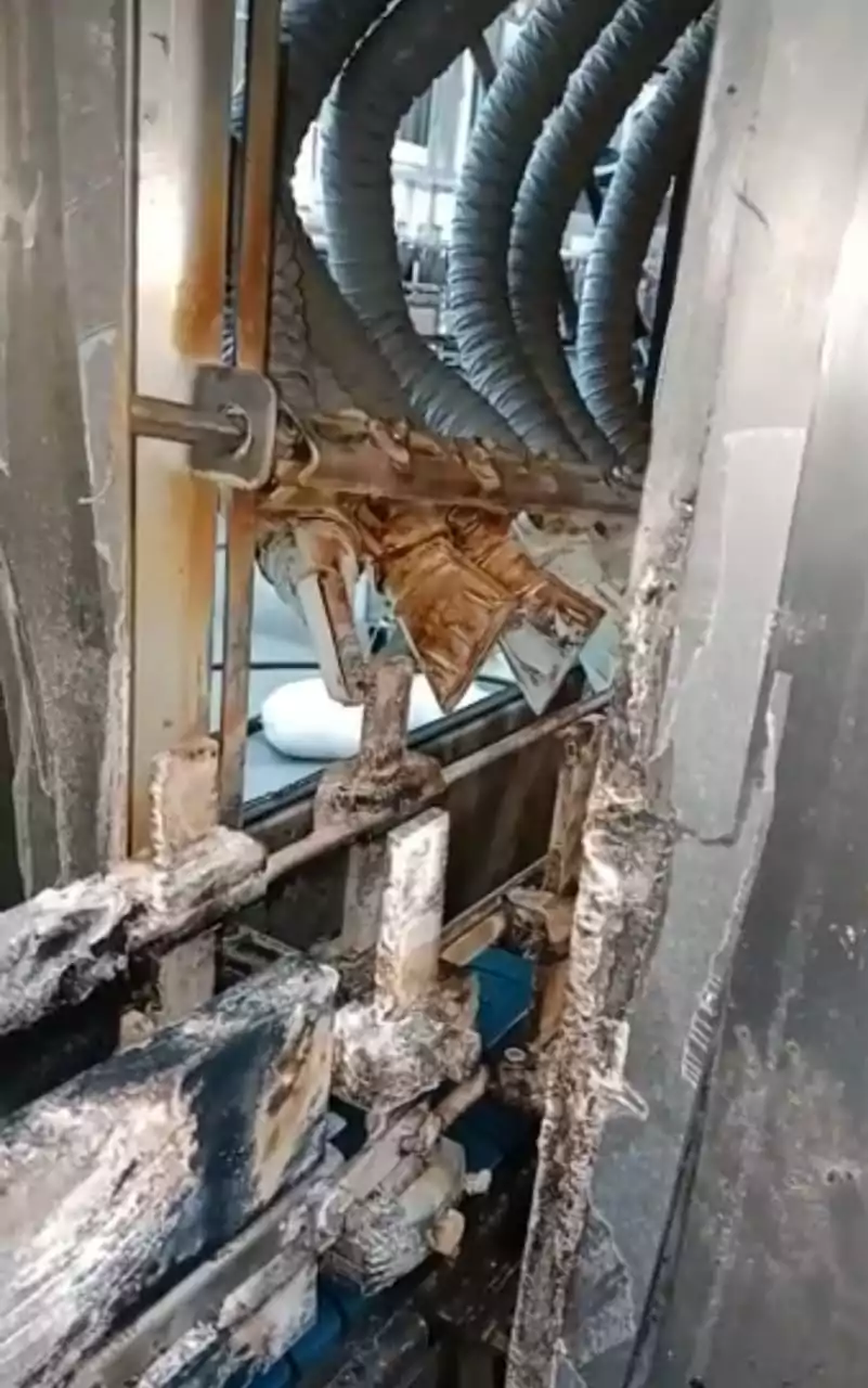 Przemysł spożywczy 7 Zbliżenie maszyny przemysłowej z metalowymi częściami, wężami oraz widoczną rdzą i brudem, podkreślające obszary, które mogłyby skorzystać na Czyszczeniu Maszyn Spożywczych Suchym Lodem.