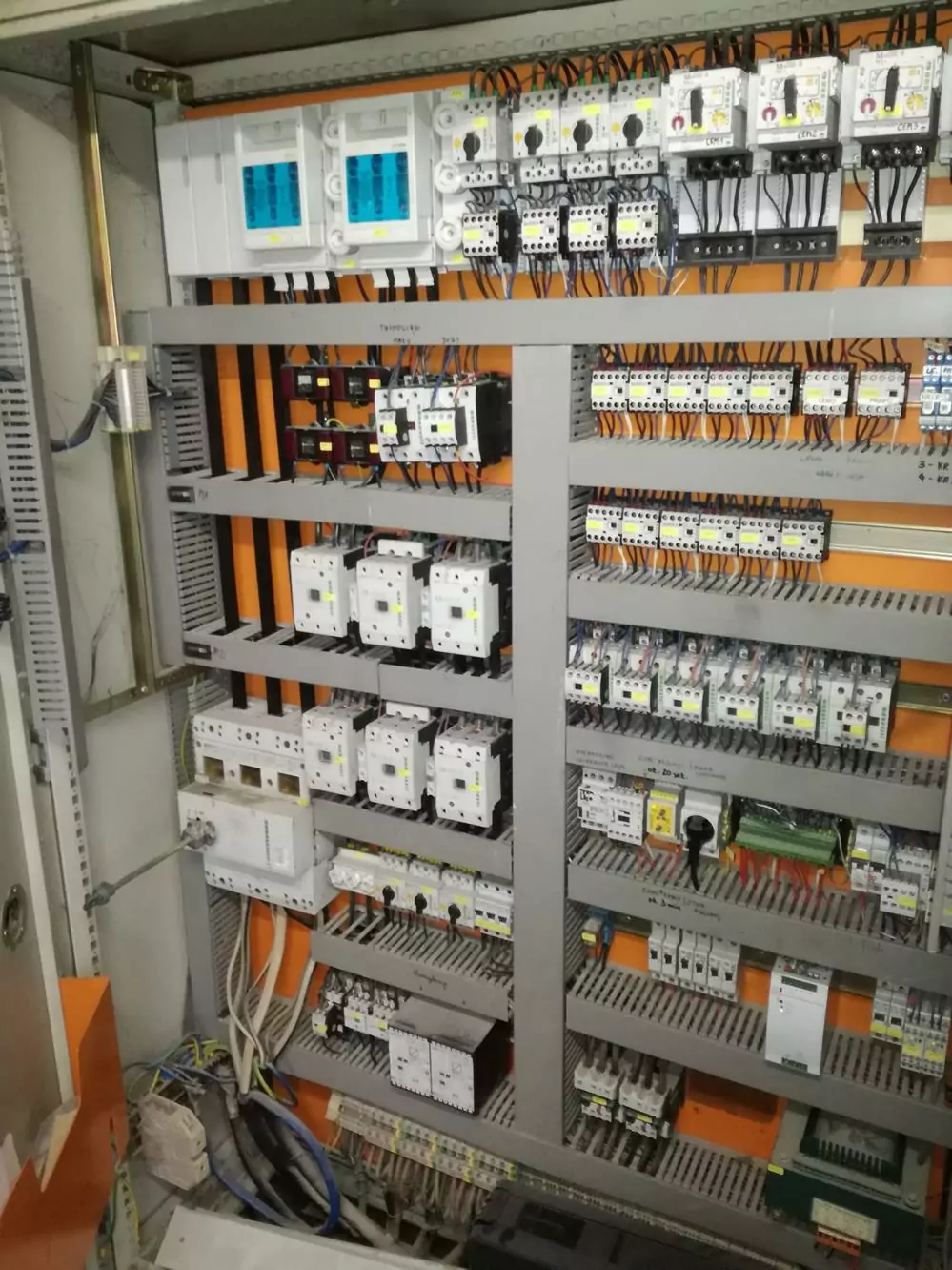 Czyszczenie instalacji i urządzeń elektrycznych 3 Ściana z przewodami i przełącznikami, idealna do demonstracji Czyszczenia Rozdzielni Elektrycznych Suchym Lodem, zapewniająca czystą i bezpieczną dystrybucję elektryczną.